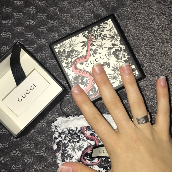 gucci ring on finger